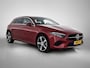 Mercedes-Benz A-klasse 250 e Plug-In Hybride Luxury | Trekhaak | Distronic | Keyless Go | Alarm | Stuur- en Stoelverwarming | Dode Hoek Ass | Inclusief 24 maanden Mercedes-Benz Certified garantie voor Europa.
