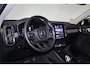 Volvo XC40 B3 Ultimate Dark - Panorama/schuifdak - IntelliSafe Assist & Surround - 360º Camera - Harman/Kardon audio - Verwarmde voorstoelen & stuur - Parkeersensoren voor & achter - Elektr. bedienb. voorstoelen met geheugen links - Draadloze tel. lader - Extra getint glas - 19' LMV