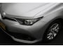 Toyota Auris 1.8 Hybrid Aspiration 2016 | Dealer Onderhouden Trekhaak | Navigatie | DAB Radio | Cruise Control | Lane Assist | Stuurwiel Bediening | Climate Control | Boekjes | 2 Sleutels