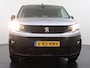 Peugeot Partner T 111PK BENZINE 3-Peroons Apple Carplay Android Auto Navi Airco Cruise Control Pdc DAB Regen-Lichtsensor Premium Euro 6 Betonplex Vloer Schuifdeur Achterdeuren Geen Gezeur met Millieuzones! Zeer compleet! Marge auto, dus er komt GEEN BTW bij !