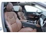 Volvo V60 T8 Automaat Twin Engine AWD Inscription |Panoramadak| Head up display| Electrisch bedienbare voorstoelen| Nappa Lederen interieur| Semi eletrische trekhaak| Rondomzicht Camera| Adaptieve Cruise Control.