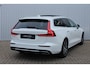 Volvo V60 T8 Automaat Twin Engine AWD Inscription |Panoramadak| Head up display| Electrisch bedienbare voorstoelen| Nappa Lederen interieur| Semi eletrische trekhaak| Rondomzicht Camera| Adaptieve Cruise Control.