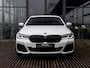 BMW 5-Serie 530i High Executive Edition | M-SPORT | BMW LASERLIGHT | 20 INCH | COMFORTSTOELEN | SCHUIF-KANTELDAK | ALPINWEISS | SHADOWLINE | NEDERLANDS GELEVERD |