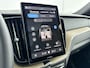 Volvo XC60 T8 Recharge Ultra Dark | 20" | Luchtvering | Trekhaak | Panoramadak | Head-up | Harman Kardon | Elektr. verst. Stoelen | Full LED