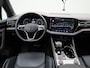 Volkswagen Touareg Atmosphere 3.0 TSi eHybrid 4MOTION 381 PK | R-line | Automaat | Navigatie | Panoramadak | 360 Camera | Adaptive Cruise Control | Softclose | Head-up display | Stoelverwarming | Lichtmetalen velgen | Privacy glass |