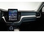Volvo XC60 T6 Plug-in hybrid AWD Ultra Dark | Stoelverwarming | Electrische wegklapbare trekhaak | Head-Up Display | Adaptive Cruise Control | 360° Parkeercamera | Parkeersensoren voor + achter | Premium Audio by Harman Kardon