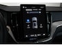 Volvo XC60 T6 Plug-in hybrid AWD Ultra Dark | Stoelverwarming | Electrische wegklapbare trekhaak | Head-Up Display | Adaptive Cruise Control | 360° Parkeercamera | Parkeersensoren voor + achter | Premium Audio by Harman Kardon