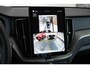 Volvo XC60 T6 Plug-in hybrid AWD Ultra Dark | Stoelverwarming | Electrische wegklapbare trekhaak | Head-Up Display | Adaptive Cruise Control | 360° Parkeercamera | Parkeersensoren voor + achter | Premium Audio by Harman Kardon