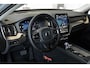 Volvo XC60 T6 Plug-in hybrid AWD Ultra Dark | Stoelverwarming | Electrische wegklapbare trekhaak | Head-Up Display | Adaptive Cruise Control | 360° Parkeercamera | Parkeersensoren voor + achter | Premium Audio by Harman Kardon