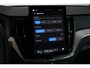 Volvo XC60 T6 Plug-in hybrid AWD Ultra Dark | Stoelverwarming | Electrische wegklapbare trekhaak | Head-Up Display | Adaptive Cruise Control | 360° Parkeercamera | Parkeersensoren voor + achter | Premium Audio by Harman Kardon