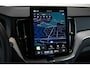 Volvo XC60 T6 Plug-in hybrid AWD Ultra Dark | Stoelverwarming | Electrische wegklapbare trekhaak | Head-Up Display | Adaptive Cruise Control | 360° Parkeercamera | Parkeersensoren voor + achter | Premium Audio by Harman Kardon