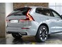 Volvo XC60 T6 Plug-in hybrid AWD Ultra Dark | Stoelverwarming | Electrische wegklapbare trekhaak | Head-Up Display | Adaptive Cruise Control | 360° Parkeercamera | Parkeersensoren voor + achter | Premium Audio by Harman Kardon