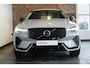 Volvo XC60 T6 Plug-in hybrid AWD Ultra Dark | Stoelverwarming | Electrische wegklapbare trekhaak | Head-Up Display | Adaptive Cruise Control | 360° Parkeercamera | Parkeersensoren voor + achter | Premium Audio by Harman Kardon