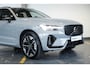 Volvo XC60 T6 Plug-in hybrid AWD Ultra Dark | Stoelverwarming | Electrische wegklapbare trekhaak | Head-Up Display | Adaptive Cruise Control | 360° Parkeercamera | Parkeersensoren voor + achter | Premium Audio by Harman Kardon