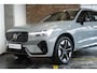 Volvo XC60 T6 Plug-in hybrid AWD Ultra Dark | Stoelverwarming | Electrische wegklapbare trekhaak | Head-Up Display | Adaptive Cruise Control | 360° Parkeercamera | Parkeersensoren voor + achter | Premium Audio by Harman Kardon