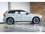 Volvo XC60 T6 Plug-in hybrid AWD Ultra Dark | Stoelverwarming | Electrische wegklapbare trekhaak | Head-Up Display | Adaptive Cruise Control | 360° Parkeercamera | Parkeersensoren voor + achter | Premium Audio by Harman Kardon