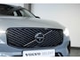Volvo XC60 T6 Plug-in hybrid AWD Ultra Dark | Stoelverwarming | Electrische wegklapbare trekhaak | Head-Up Display | Adaptive Cruise Control | 360° Parkeercamera | Parkeersensoren voor + achter | Premium Audio by Harman Kardon
