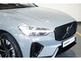 Volvo XC60 T6 Plug-in hybrid AWD Ultra Dark | Stoelverwarming | Electrische wegklapbare trekhaak | Head-Up Display | Adaptive Cruise Control | 360° Parkeercamera | Parkeersensoren voor + achter | Premium Audio by Harman Kardon