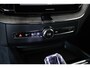 Volvo XC60 T6 Plug-in hybrid AWD Ultra Dark | Stoelverwarming | Electrische wegklapbare trekhaak | Head-Up Display | Adaptive Cruise Control | 360° Parkeercamera | Parkeersensoren voor + achter | Premium Audio by Harman Kardon