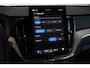 Volvo XC60 T6 Plug-in hybrid AWD Ultra Dark | Stoelverwarming | Electrische wegklapbare trekhaak | Head-Up Display | Adaptive Cruise Control | 360° Parkeercamera | Parkeersensoren voor + achter | Premium Audio by Harman Kardon