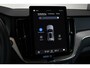 Volvo XC60 T6 Plug-in hybrid AWD Ultra Dark | Stoelverwarming | Electrische wegklapbare trekhaak | Head-Up Display | Adaptive Cruise Control | 360° Parkeercamera | Parkeersensoren voor + achter | Premium Audio by Harman Kardon