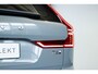 Volvo XC60 T6 Plug-in hybrid AWD Ultra Dark | Stoelverwarming | Electrische wegklapbare trekhaak | Head-Up Display | Adaptive Cruise Control | 360° Parkeercamera | Parkeersensoren voor + achter | Premium Audio by Harman Kardon