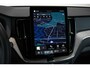 Volvo XC60 T6 Plug-in hybrid AWD Ultra Dark | Stoelverwarming | Electrische wegklapbare trekhaak | Head-Up Display | Adaptive Cruise Control | 360° Parkeercamera | Parkeersensoren voor + achter | Premium Audio by Harman Kardon