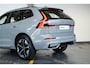 Volvo XC60 T6 Plug-in hybrid AWD Ultra Dark | Stoelverwarming | Electrische wegklapbare trekhaak | Head-Up Display | Adaptive Cruise Control | 360° Parkeercamera | Parkeersensoren voor + achter | Premium Audio by Harman Kardon