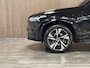 Volvo XC90 T8 AWD Recharge R-Design Long Range Trekhaak | 455pk | Adaptieve Cruise Control | Stoel en Stuurwielverwarming | Parkeercamera | Full LED Meesturende koplampen | Pilot Assist | BLIS Dode Hoek Detectie | Elektrische voorstoelen geheugen | Leder Alcantara R-Design Contour stoelen wit stiksel met bies | Zitting verlenging voorstoelen | Lederen dashboard | 20 Inch | Keyless Drive | Parkeersensoren voor+achter | Elektrisch bedienbare achterklep | Geïntegreerde zongordijnen achterportieren | Verlichte instaplijsten | 7-Persoons | 4-Zone Climate Control | DAB Radio | Apple Carplay/Android Auto | Volvo On Call met mobiele App functie | Onyx Black Metallic |