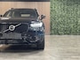 Volvo XC90 T8 AWD Recharge R-Design Long Range Trekhaak | 455pk | Adaptieve Cruise Control | Stoel en Stuurwielverwarming | Parkeercamera | Full LED Meesturende koplampen | Pilot Assist | BLIS Dode Hoek Detectie | Elektrische voorstoelen geheugen | Leder Alcantara R-Design Contour stoelen wit stiksel met bies | Zitting verlenging voorstoelen | Lederen dashboard | 20 Inch | Keyless Drive | Parkeersensoren voor+achter | Elektrisch bedienbare achterklep | Geïntegreerde zongordijnen achterportieren | Verlichte instaplijsten | 7-Persoons | 4-Zone Climate Control | DAB Radio | Apple Carplay/Android Auto | Volvo On Call met mobiele App functie | Onyx Black Metallic |