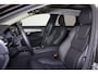 Volvo V90 T8 Recharge AWD Ultra Dark - Luchtvering - Panorama/schuifdak - IntelliSafe Assist & Surround - 360º Camera - Harman/Kardon audio - Adaptieve LED koplampen - Verwarmde voorstoelen, stuur & achterbank - Parkeersensoren voor & achter - Elektr. bedienb. voorstoelen met geheugen - Head up display - Extra getint glas - 19' LMV