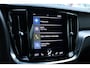 Volvo V60 B4 Automaat Momentum Business | Verwarmbare voorstoelen | Lederen bekleding | Verwarmbaar stuurwiel | Verwarmbare voorruit | Achteruitrijcamera | 17 inch Lichtmetalen velgen