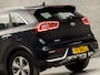 Kia Niro 1.6 GDi Hybrid Dynamic 142Pk Automaat (APPLE CARPLAY, NAVIGATIE, CAMERA, LEDER, CLIMATE, TREKHAAK, SPORTSTOELEN, PARKEERSENSOREN, CRUISE, LANE ASSIST, NIEUWE APK, NIEUWSTAAT)