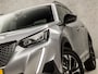 Peugeot 2008 1.2 PureTech Allure Sport Automaat (APPLE CARPLAY, NAVIGATIE, CLIMATE, 360 CAMERA, LEDER, SPORTSTOELEN, GETINT GLAS, ZWART HEMEL, CRUISE, NIEUWSTAAT)