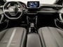 Peugeot 2008 1.2 PureTech Allure Sport Automaat (APPLE CARPLAY, NAVIGATIE, CLIMATE, 360 CAMERA, LEDER, SPORTSTOELEN, GETINT GLAS, ZWART HEMEL, CRUISE, NIEUWSTAAT)