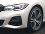 BMW 3-Serie Touring 330e xDrive M Sport Plug In Hybrid 293pk Dealer O.H. PHEV | Panodak | Head Up | Adaptive Cruise | Laser LED | 360 Camera | Alcantara Sportstoelen Memory & Verwarmd | Sfeerverlichting | Apple Carplay | Keyless | Blis | Navigatie | Virtual | DAB