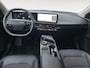 Kia EV6 Light Edition 63 kWh | Stoel en stuurverwarming | Navigatie | Adaptieve cruise control | Camera | Draadloos telefoonlader | Getinte ramen achter | Apple Carplay / Android Auto |