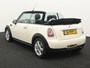 MINI Cooper Mini Cabrio 1.6 Chili De Mini Cabrio 1.6 Cooper Chili uit 2011 is een stijlvolle en sportieve auto die rijplezier perfect combineert met karakter. Dankzij het tijdloze Mini-design en het elektrisch bedienbare cabr Airco auto, Bandenspanningscontrolesysteem, Boordcomputer, Elektronisch Stabiliteits Programma, Elektronische remkrachtverdeling, Parkeersensor achter, Stuurwiel multifunctioneel
