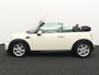 MINI Cooper Mini Cabrio 1.6 Chili De Mini Cabrio 1.6 Cooper Chili uit 2011 is een stijlvolle en sportieve auto die rijplezier perfect combineert met karakter. Dankzij het tijdloze Mini-design en het elektrisch bedienbare cabr Airco auto, Bandenspanningscontrolesysteem, Boordcomputer, Elektronisch Stabiliteits Programma, Elektronische remkrachtverdeling, Parkeersensor achter, Stuurwiel multifunctioneel