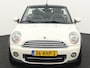 MINI Cooper Mini Cabrio 1.6 Chili De Mini Cabrio 1.6 Cooper Chili uit 2011 is een stijlvolle en sportieve auto die rijplezier perfect combineert met karakter. Dankzij het tijdloze Mini-design en het elektrisch bedienbare cabr Airco auto, Bandenspanningscontrolesysteem, Boordcomputer, Elektronisch Stabiliteits Programma, Elektronische remkrachtverdeling, Parkeersensor achter, Stuurwiel multifunctioneel