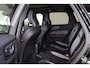 Volvo XC60 T6 Recharge AWD Plus Black Edition - Panorama/schuifdak - IntelliSafe Assist & Surround - 360º Camera - Harman/Kardon audio - Adaptieve LED koplampen - Verwarmde voorstoelen, stuur & achterbank - Parkeersensoren voor & achter - Elektr. bedienb. voorstoelen met geheugen - Draadloze tel. lader - Extra getint glas - Elektr. inklapbare trekhaak - 21' LMV