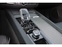 Volvo XC60 T6 Recharge AWD Plus Black Edition - Panorama/schuifdak - IntelliSafe Assist & Surround - 360º Camera - Harman/Kardon audio - Adaptieve LED koplampen - Verwarmde voorstoelen, stuur & achterbank - Parkeersensoren voor & achter - Elektr. bedienb. voorstoelen met geheugen - Draadloze tel. lader - Extra getint glas - Elektr. inklapbare trekhaak - 21' LMV