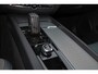 Volvo XC60 T8 Recharge AWD R-Design - Panorama/schuifdak - IntelliSafe Assist - Harman/Kardon audio - Adaptieve LED koplampen - Parkeercamera achter - Verwarmde voorstoelen, stuur & achterbank - Parkeersensoren voor & achter - Nappa Leder - Elektr. bedienb. voorstoelen met geheugen - Draadloze tel. lader - Extra getint glas - Elektr. inklapbare trekhaak - 19' LMV