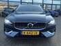 Volvo V60 2.0 B3 INSCRIPTION Trekhaak Panoramadak Harman Kardon Audio Navi Pilot Assist ACC Blis Leder Elek Stoel Carplay Getint Glas Automaat MHEV NL Auto 1e Eigenaar "Orrefors" Kristal Pook