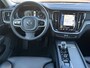 Volvo V60 2.0 B3 INSCRIPTION Trekhaak Panoramadak Harman Kardon Audio Navi Pilot Assist ACC Blis Leder Elek Stoel Carplay Getint Glas Automaat MHEV NL Auto 1e Eigenaar "Orrefors" Kristal Pook