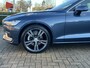 Volvo V60 2.0 B3 INSCRIPTION Trekhaak Panoramadak Harman Kardon Audio Navi Pilot Assist ACC Blis Leder Elek Stoel Carplay Getint Glas Automaat MHEV NL Auto 1e Eigenaar "Orrefors" Kristal Pook