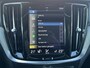 Volvo V60 2.0 B3 INSCRIPTION Trekhaak Panoramadak Harman Kardon Audio Navi Pilot Assist ACC Blis Leder Elek Stoel Carplay Getint Glas Automaat MHEV NL Auto 1e Eigenaar "Orrefors" Kristal Pook