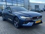 Volvo V60 2.0 B3 INSCRIPTION Trekhaak Panoramadak Harman Kardon Audio Navi Pilot Assist ACC Blis Leder Elek Stoel Carplay Getint Glas Automaat MHEV NL Auto 1e Eigenaar "Orrefors" Kristal Pook