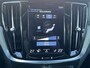 Volvo V60 2.0 B3 INSCRIPTION Trekhaak Panoramadak Harman Kardon Audio Navi Pilot Assist ACC Blis Leder Elek Stoel Carplay Getint Glas Automaat MHEV NL Auto 1e Eigenaar "Orrefors" Kristal Pook