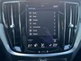 Volvo V60 2.0 B3 INSCRIPTION Trekhaak Panoramadak Harman Kardon Audio Navi Pilot Assist ACC Blis Leder Elek Stoel Carplay Getint Glas Automaat MHEV NL Auto 1e Eigenaar "Orrefors" Kristal Pook